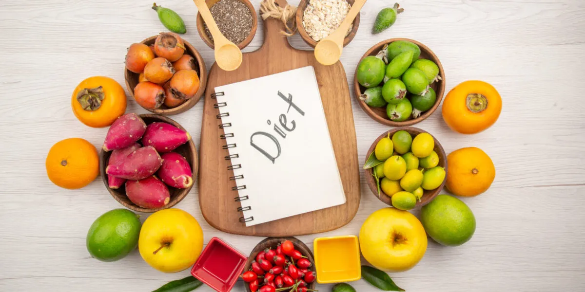 Pianificazione della dieta aproteica con frutta, cereali e alimenti a basso contenuto proteico per la gestione delle malattie renali e metaboliche.