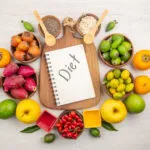 Pianificazione della dieta aproteica con frutta, cereali e alimenti a basso contenuto proteico per la gestione delle malattie renali e metaboliche.