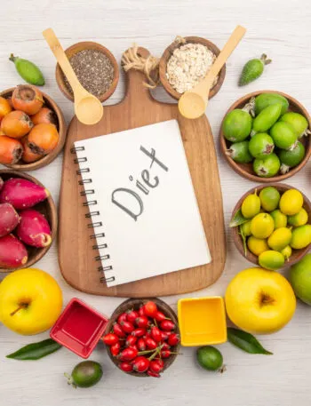 Pianificazione della dieta aproteica con frutta, cereali e alimenti a basso contenuto proteico per la gestione delle malattie renali e metaboliche.