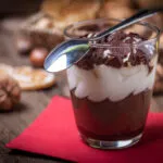 Mousse al cioccolato servita in bicchiere con crema soffice e scaglie di cioccolato, tra i dolci al cucchiaio più amati del 2026