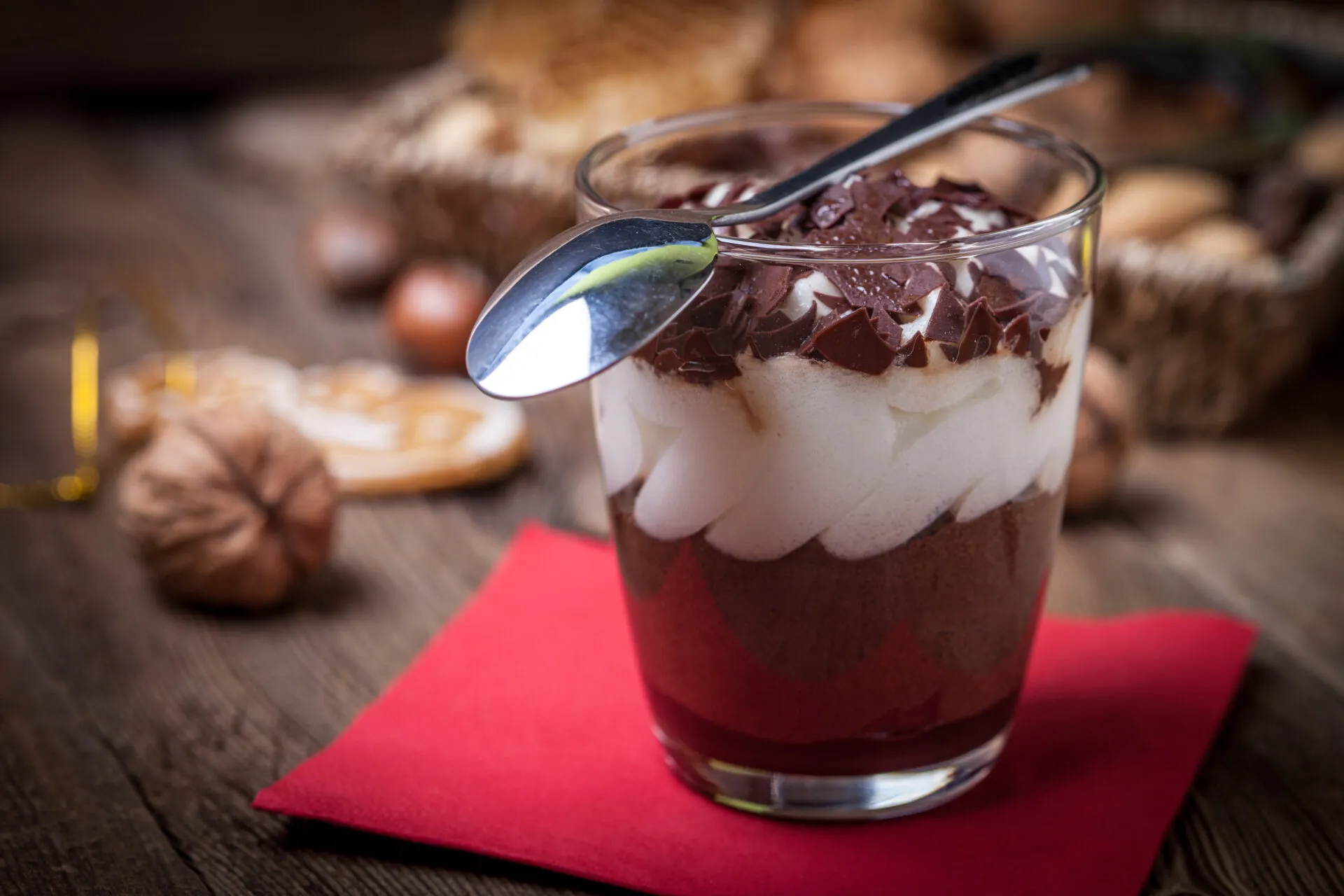 Mousse al cioccolato servita in bicchiere con crema soffice e scaglie di cioccolato, tra i dolci al cucchiaio più amati del 2026