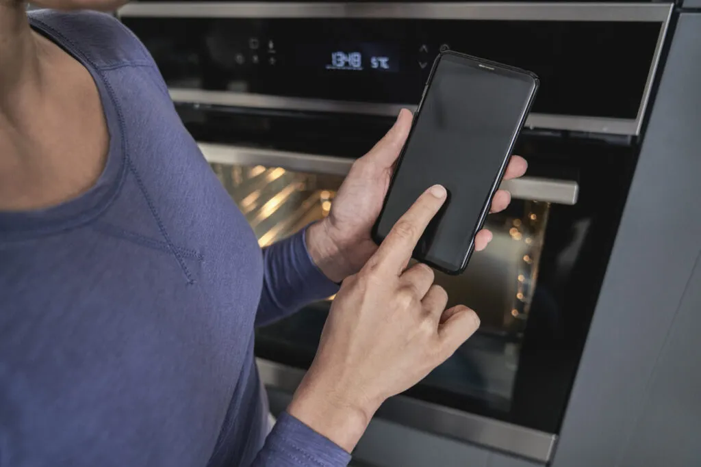 Forno intelligente controllato tramite smartphone, tecnologia moderna per una cottura precisa e automatizzata.