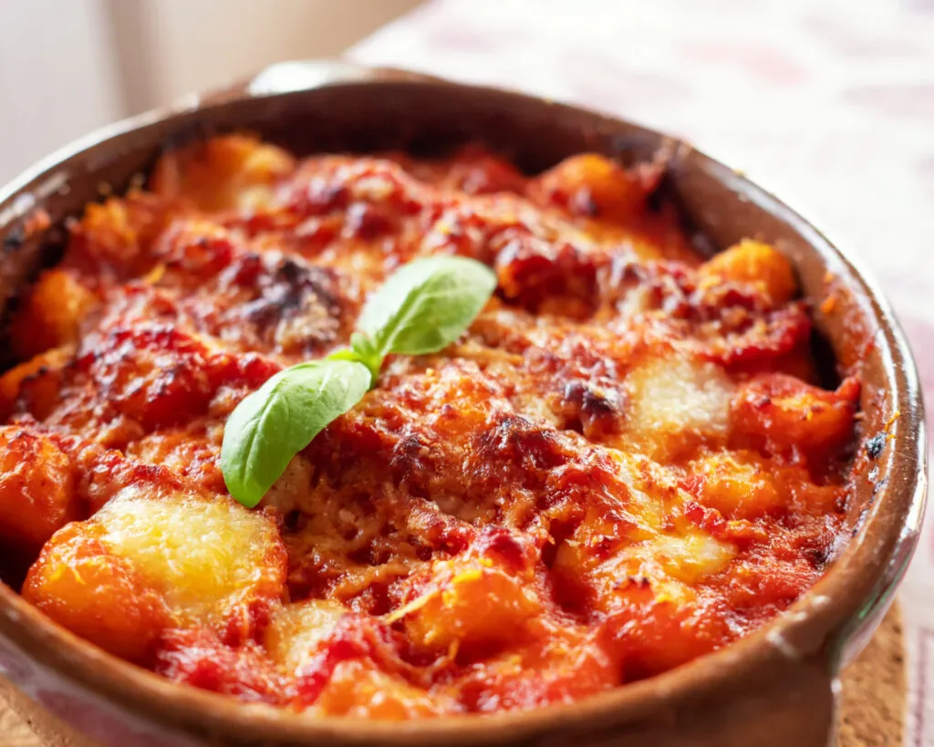 Gnocchi alla sorrentina light con pomodoro, mozzarella e basilico, versione leggera di un classico della cucina campana.