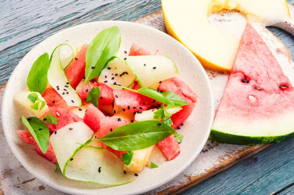 Insalata di anguria con melone e parte bianca dell’anguria tagliata a nastri, ricetta estiva anti-spreco ricca di freschezza e leggerezza.