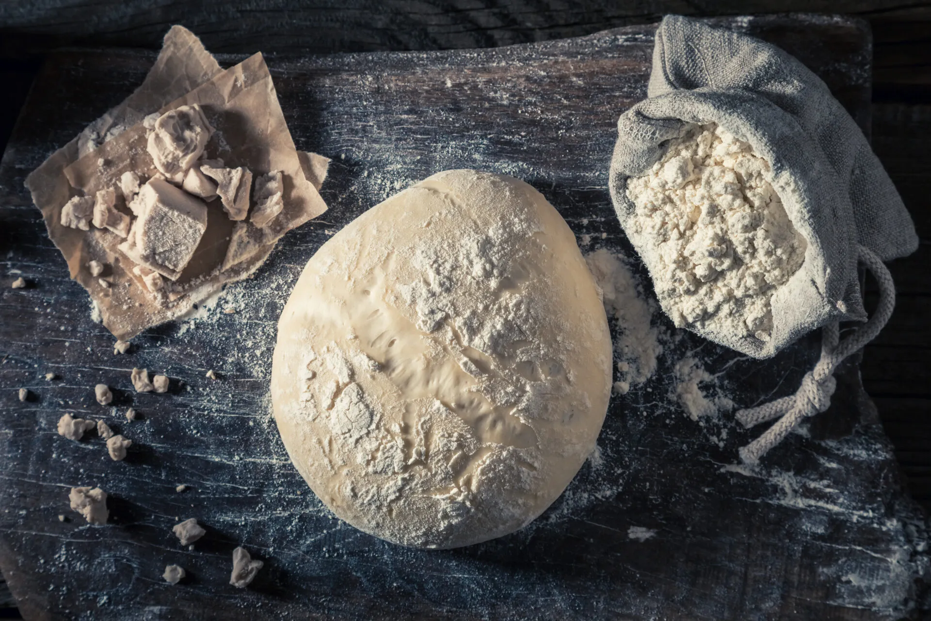 Impasto lievitato con lievito di birra fresco e farina, esempio di lievitazione naturale per pane, pizza e prodotti da forno.