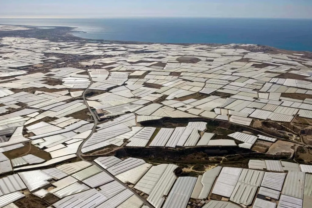 Vista aerea del Mar de Plástico di Almería, l'enorme distesa di serre che produce ortaggi e frutta per gran parte dell'Europa
