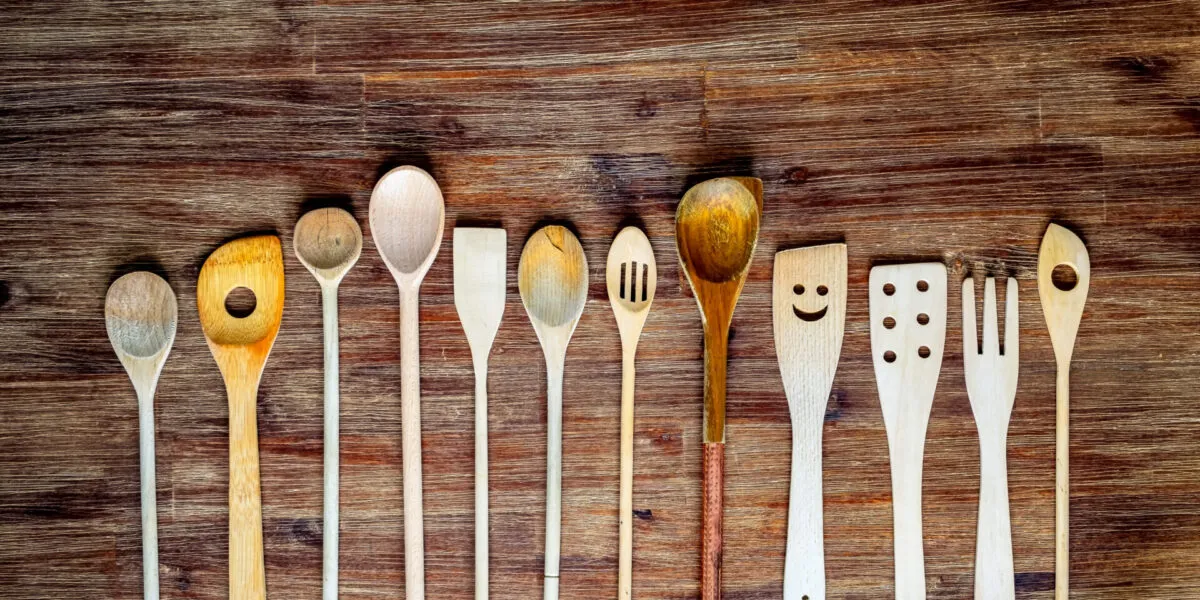 Tipologie di mestoli e utensili da cucina per confrontare vantaggi e svantaggi di legno, acciaio e silicone.