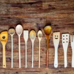 Tipologie di mestoli e utensili da cucina per confrontare vantaggi e svantaggi di legno, acciaio e silicone.