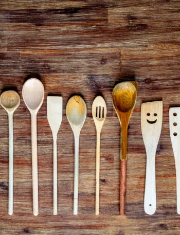 Tipologie di mestoli e utensili da cucina per confrontare vantaggi e svantaggi di legno, acciaio e silicone.