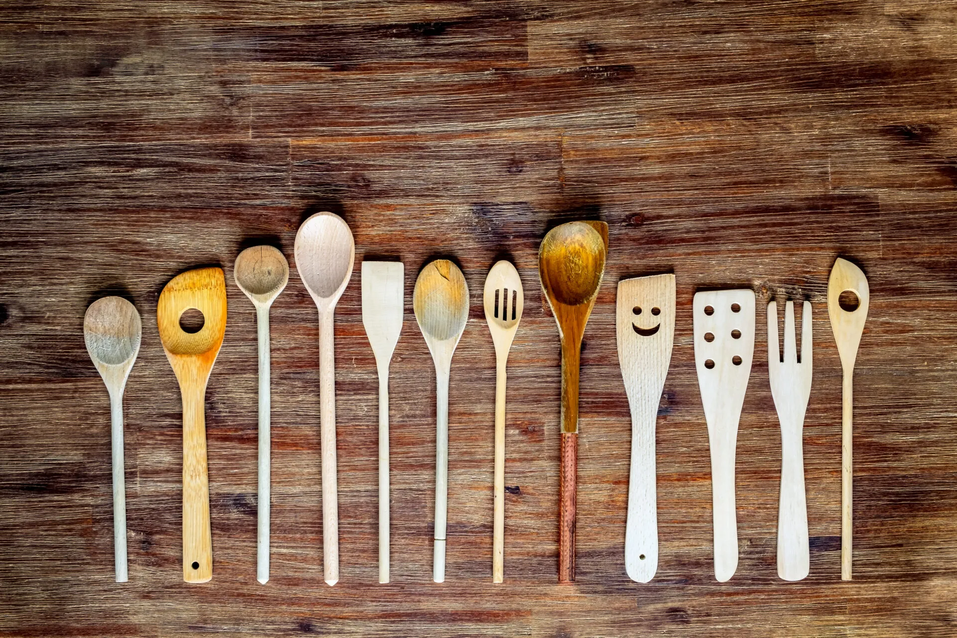 Tipologie di mestoli e utensili da cucina per confrontare vantaggi e svantaggi di legno, acciaio e silicone.