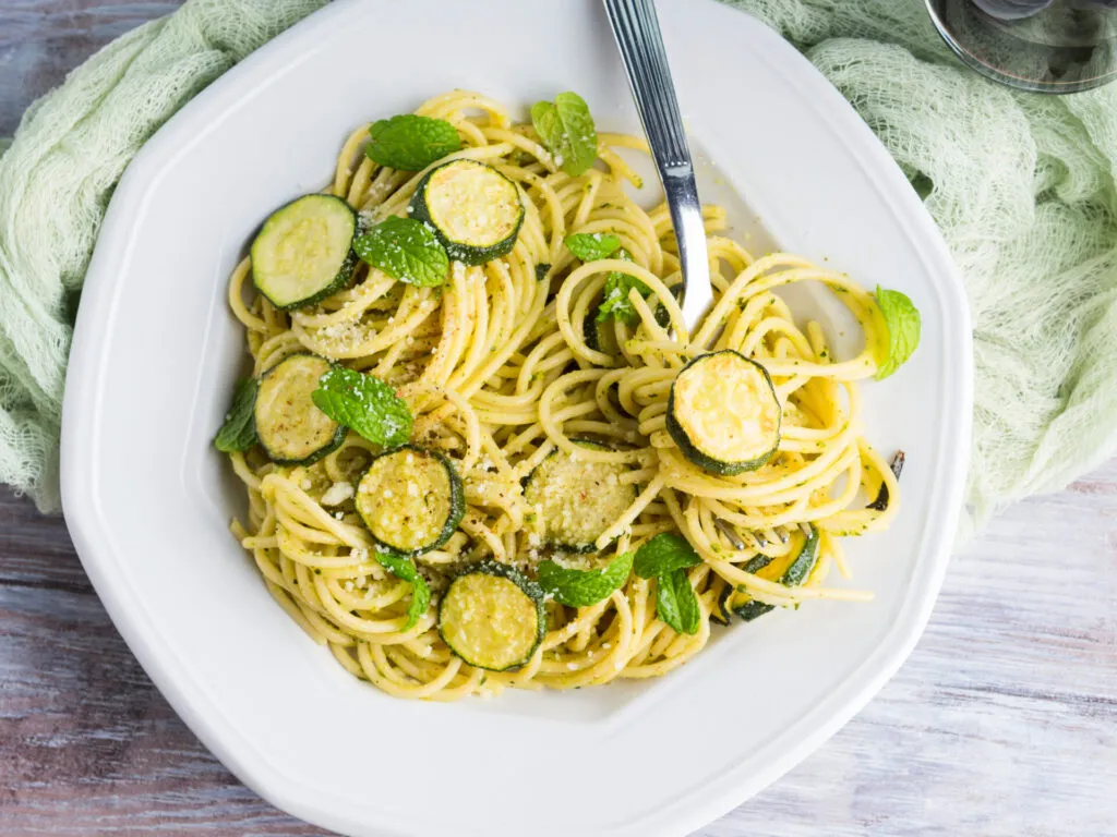 Pasta alla Nerano light con zucchine e spaghetti, versione leggera del celebre piatto della cucina campana.