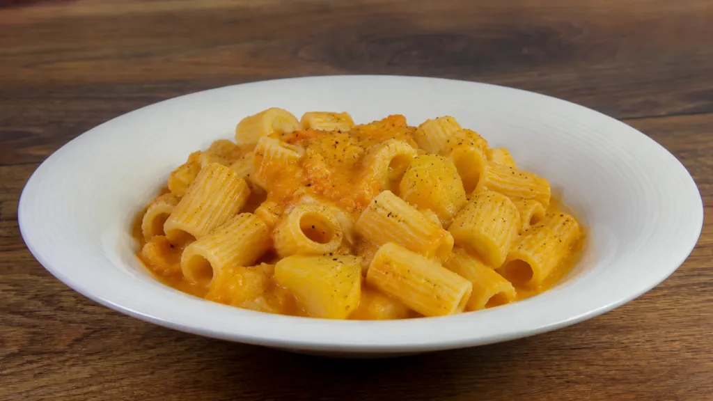 Pasta e patate napoletana light, piatto tipico della cucina campana in versione più leggera e cremosa.