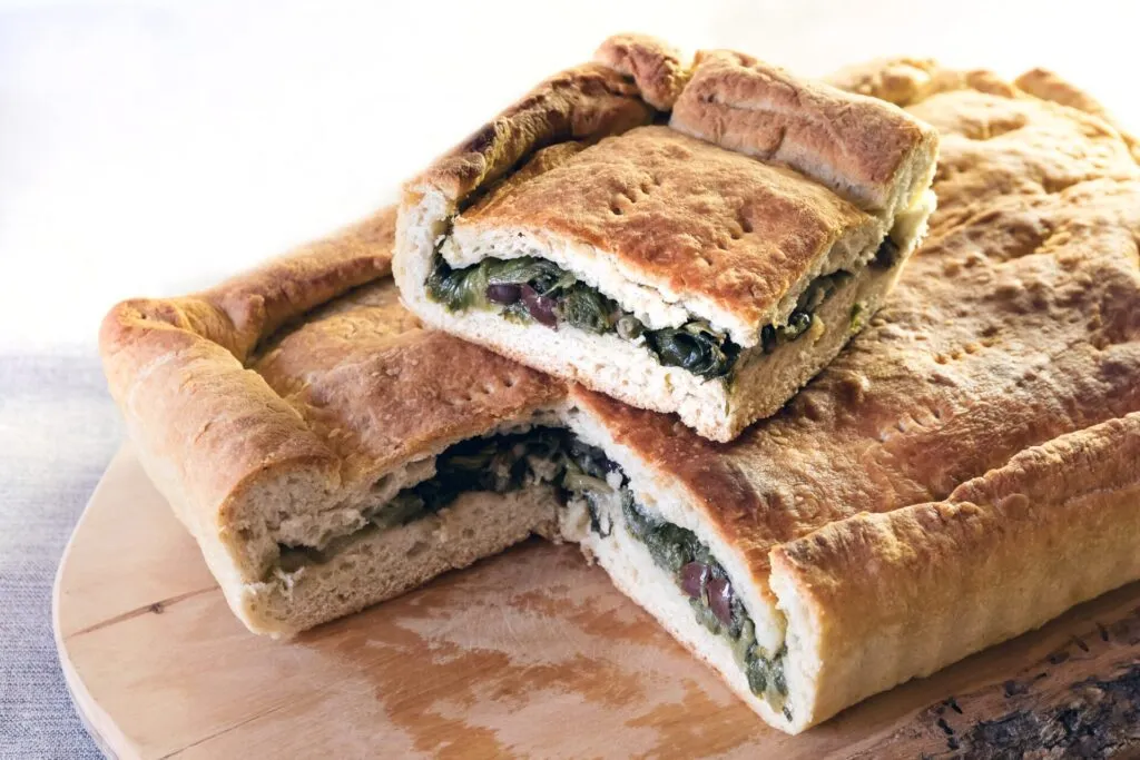 Pizza di scarola napoletana light con scarola e olive, versione più leggera di un classico della cucina campana.