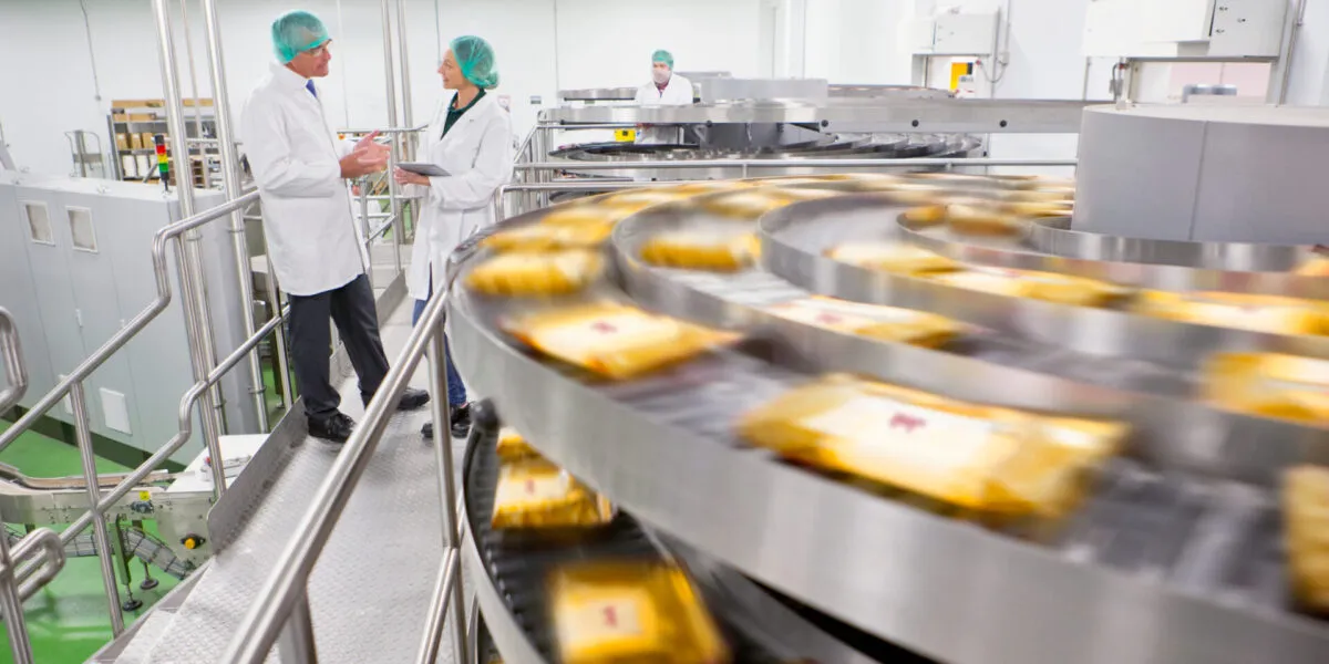 Linea di produzione industriale per il confezionamento di alimenti ultra processati.