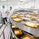 Linea di produzione industriale per il confezionamento di alimenti ultra processati.