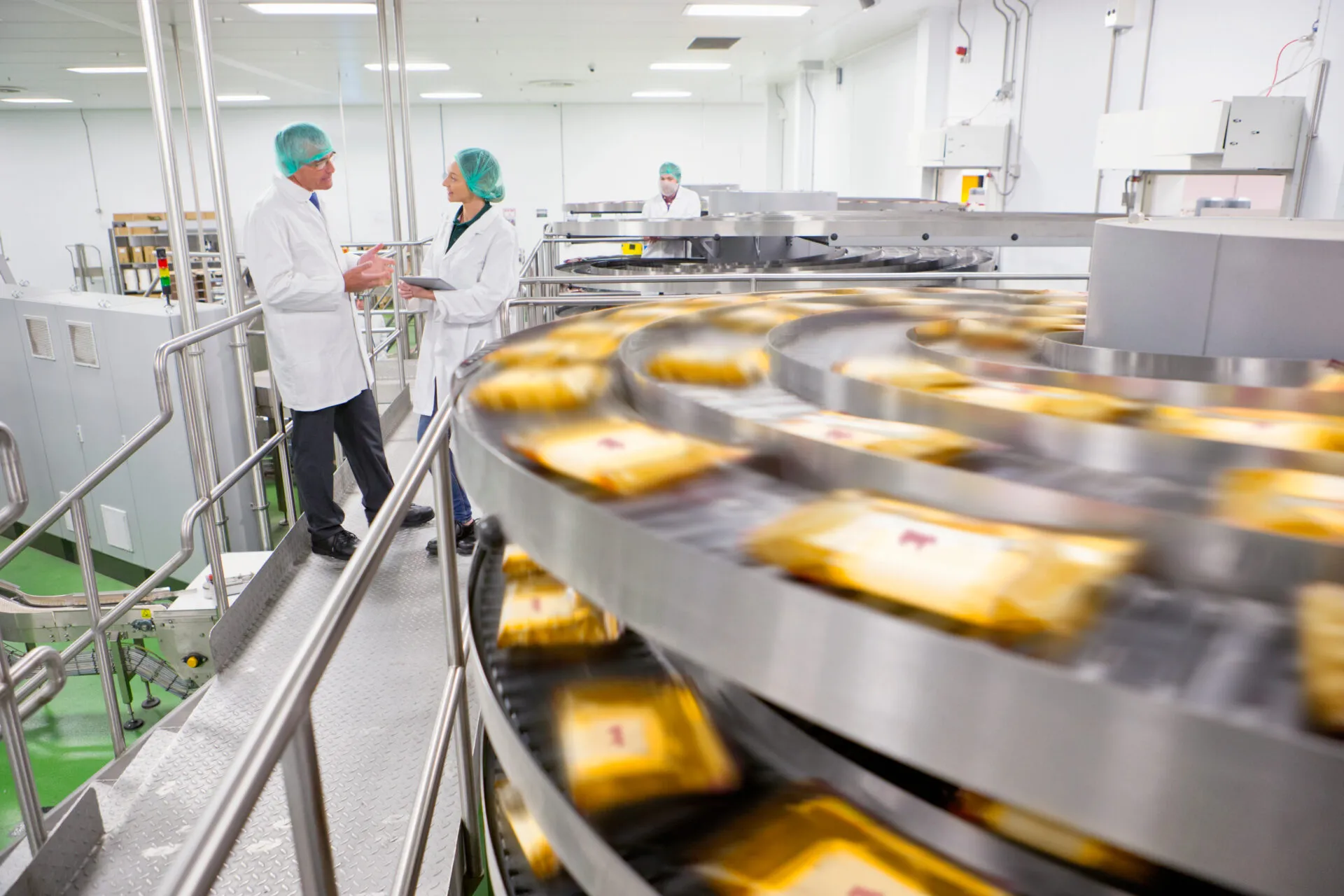 Linea di produzione industriale per il confezionamento di alimenti ultra processati.