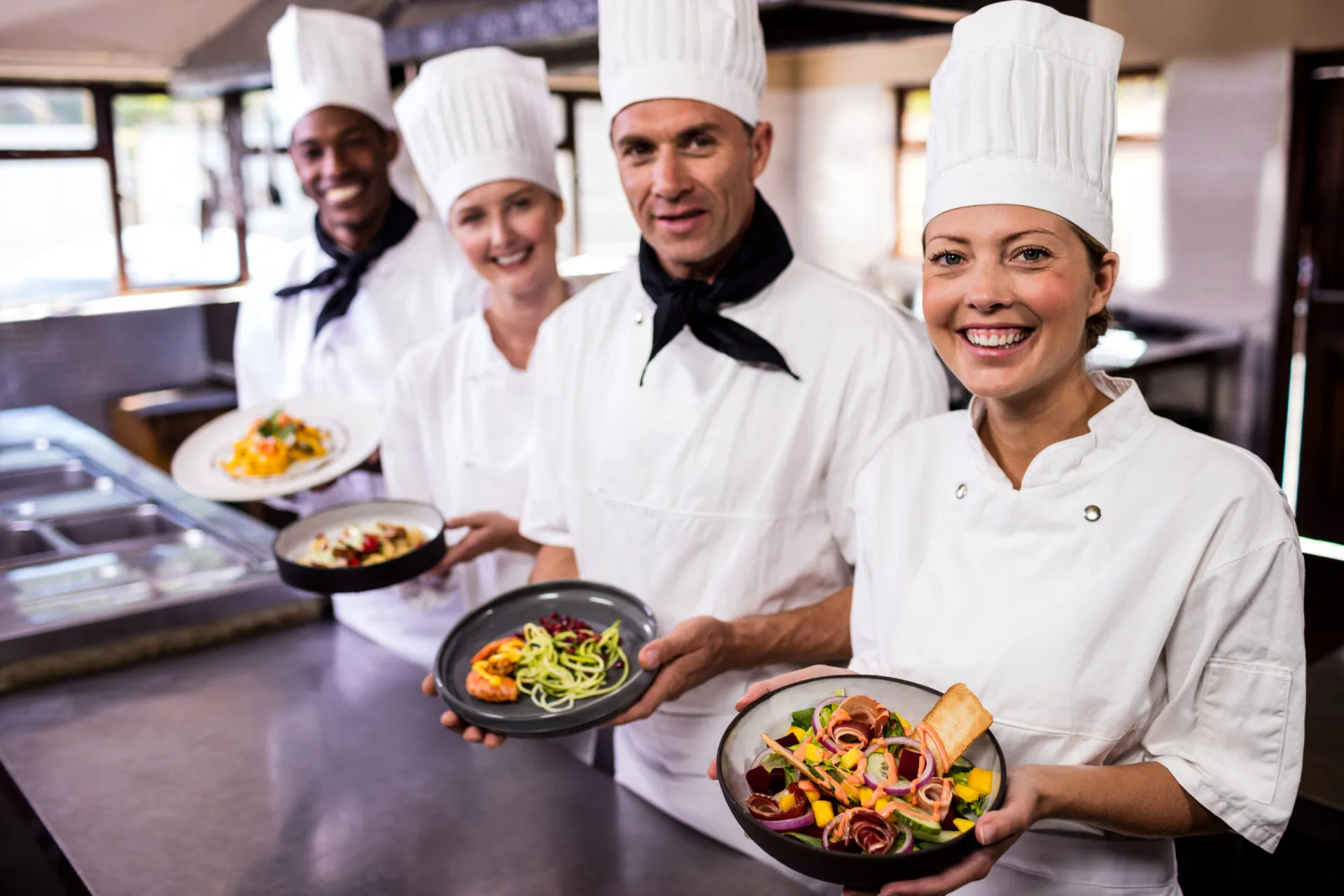 Chef e personale di cucina presentano piatti sani e colorati in un ristorante fit, con bowl ricche di verdure fresche e ingredienti equilibrati per un’alimentazione leggera e gustosa.