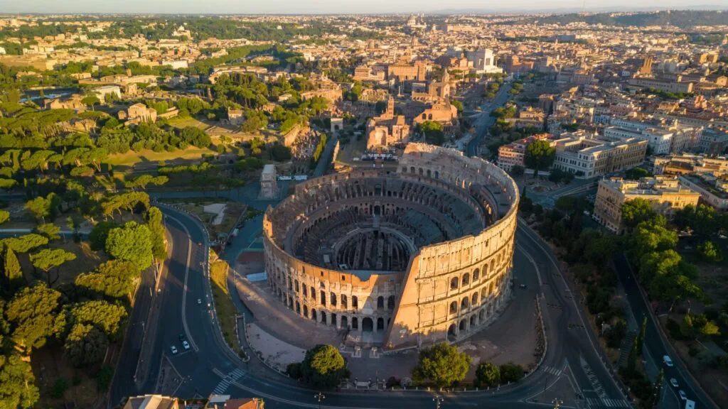 Vista aerea del Colosseo a Roma, una delle città italiane con la maggiore presenza di ristoranti fit e punti vendita Poke House.