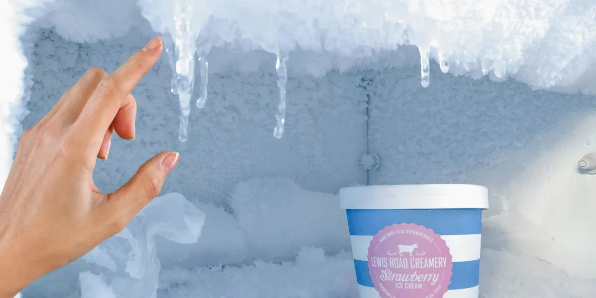 freezer pieno di ghiaccio da sbrinare