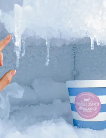 freezer pieno di ghiaccio da sbrinare