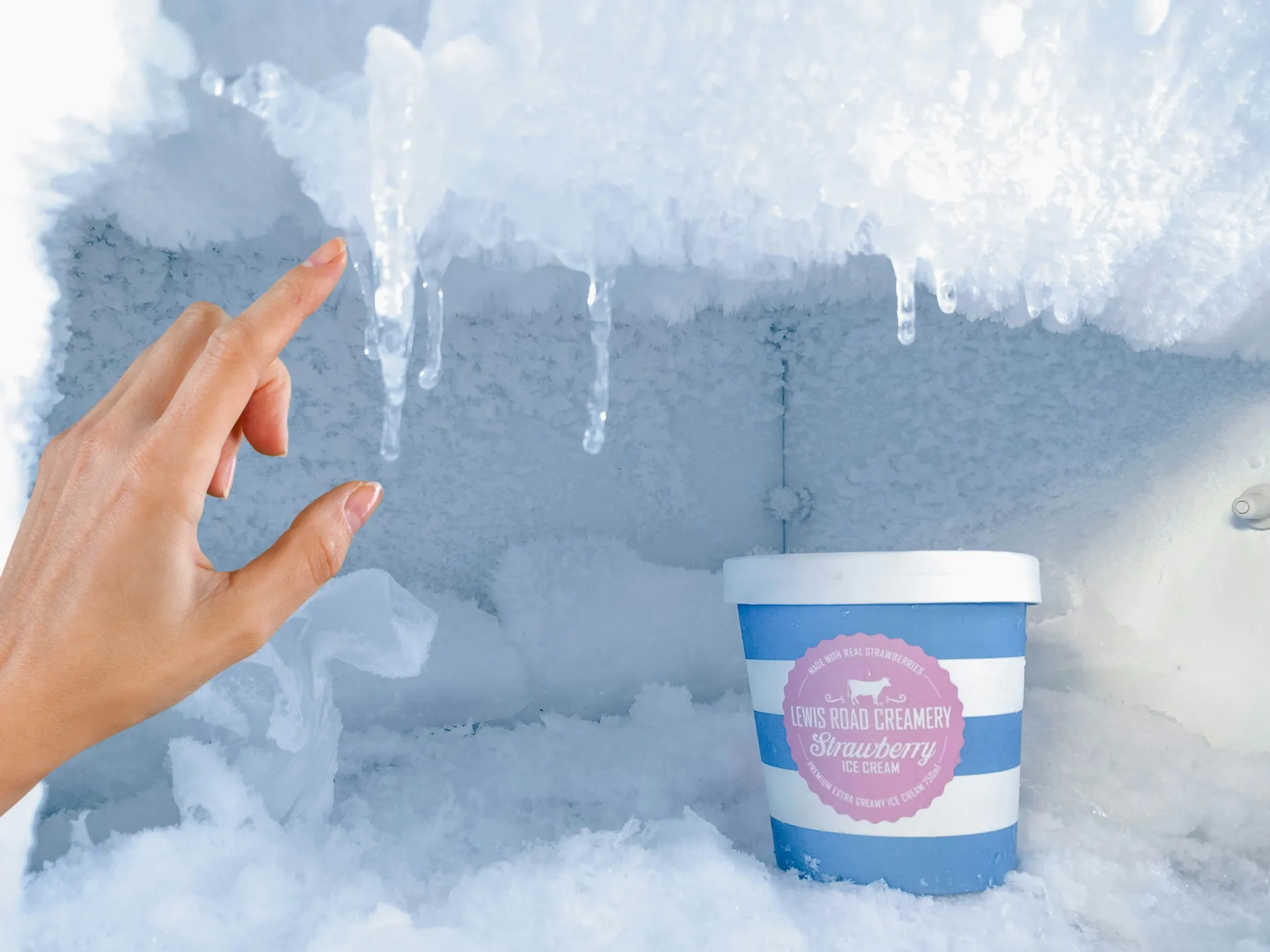 freezer pieno di ghiaccio da sbrinare
