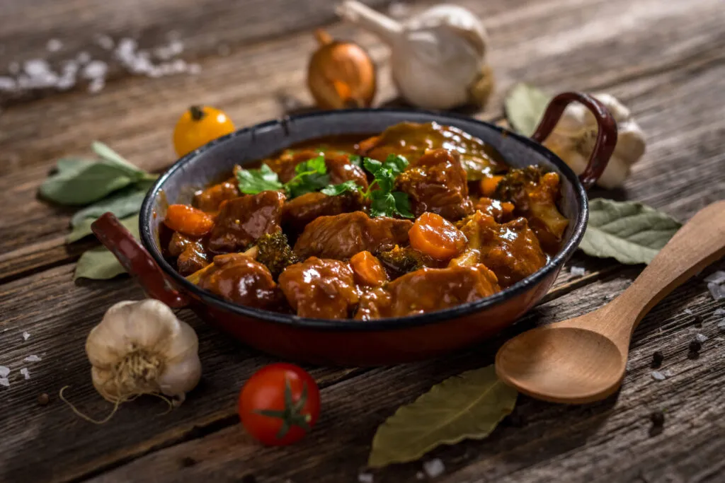 Spezzatino di carne brasato con verdure in casseruola, esempio di cottura lenta tradizionale