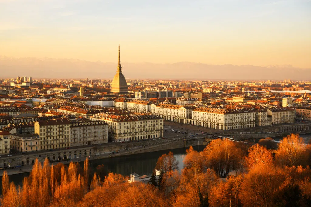 Panorama di Torino al tramonto con la Mole Antonelliana, città dove i ristoranti fit e le poke bowl sono sempre più apprezzati per pranzi sani e bilanciati.