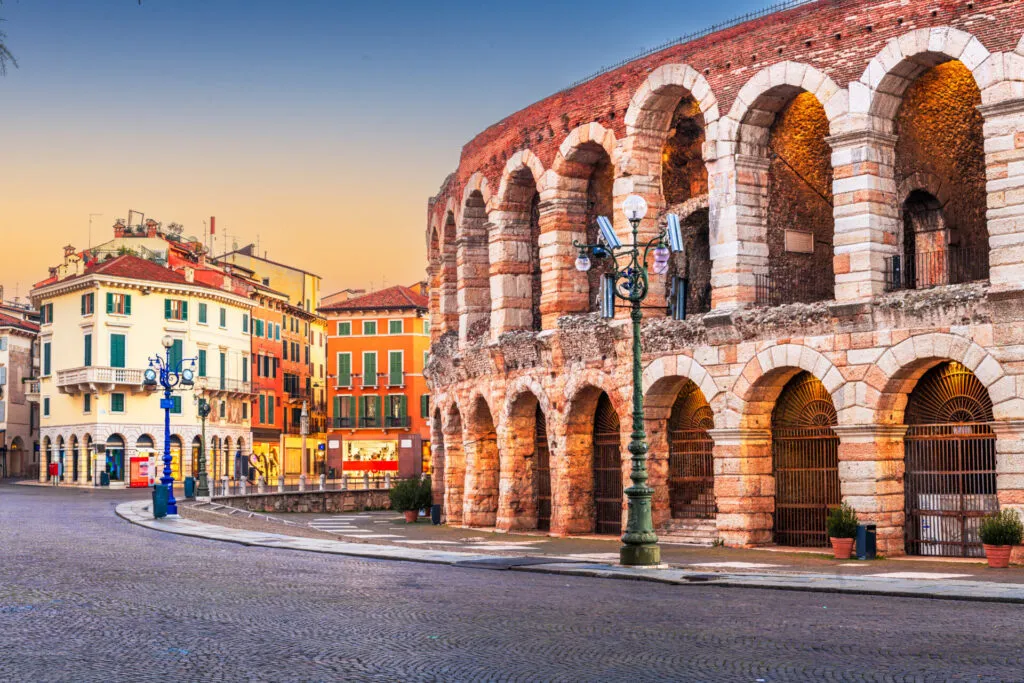 Arena di Verona nel centro storico, simbolo della città dove il trend dei ristoranti fit e delle poke bowl continua a crescere.