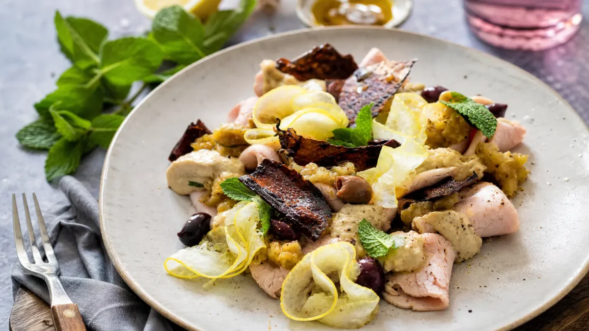Arrosto freddo di vitello con melanzane, tahina, limone, menta e olive taggiasche