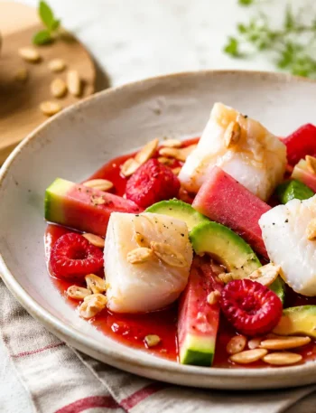 Baccalà al vapore con avocado, anguria, lamponi e mandorle