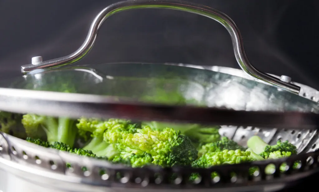 Broccoli in vaporiera durante la cottura al vapore, metodo salutare che conserva vitamine e sali minerali.