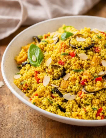 Couscous alle verdure fit con curcuma, basilico e mandorle in ciotola
