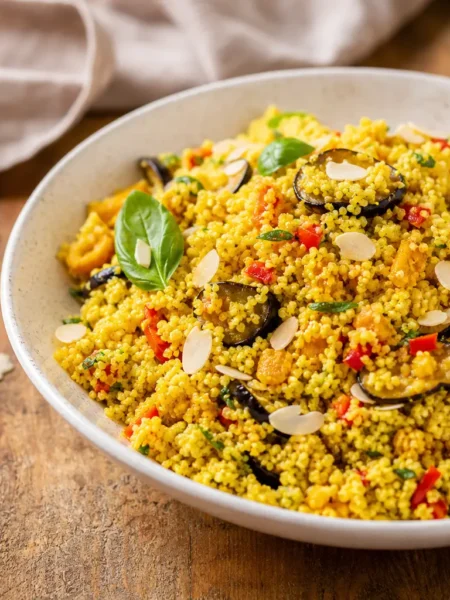 Couscous alle verdure fit con curcuma, basilico e mandorle in ciotola