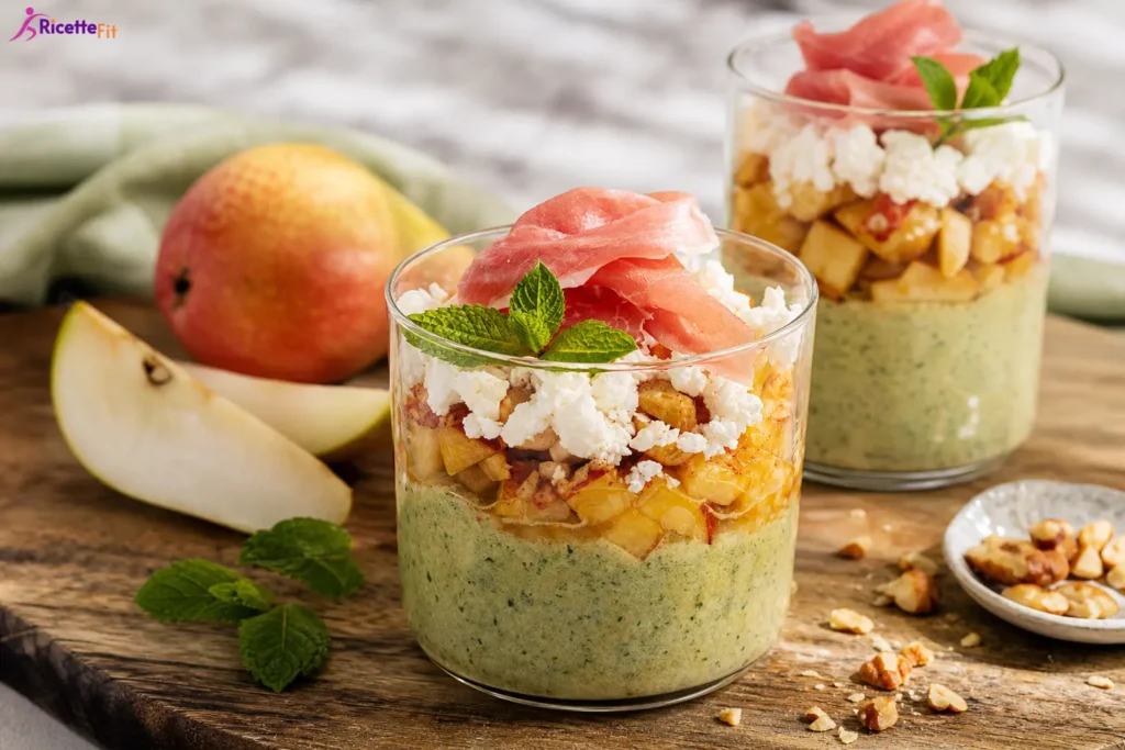 Bicchieri di crema al basilico con pesche, fiocchi di latte, nocciole e prosciutto crudo