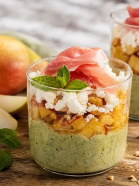 Bicchieri di crema al basilico con pesche, fiocchi di latte, nocciole e prosciutto crudo