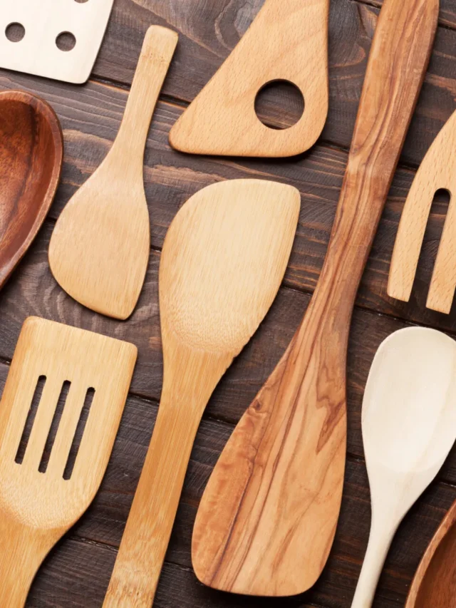 Utensili da cucina in legno naturale, inclusi mestoli, spatole e cucchiai, ideali per pentole e padelle antiaderenti.