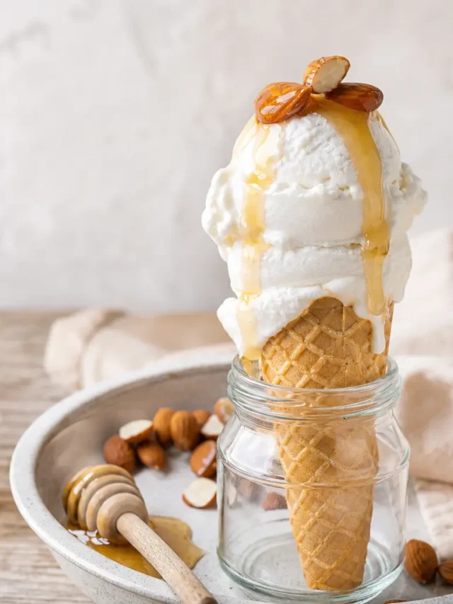 Gelato di burrata con miele e mandorle servito in cono