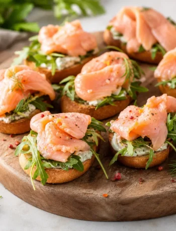Crostini fit con salmone marinato, crema allo yogurt e rucola