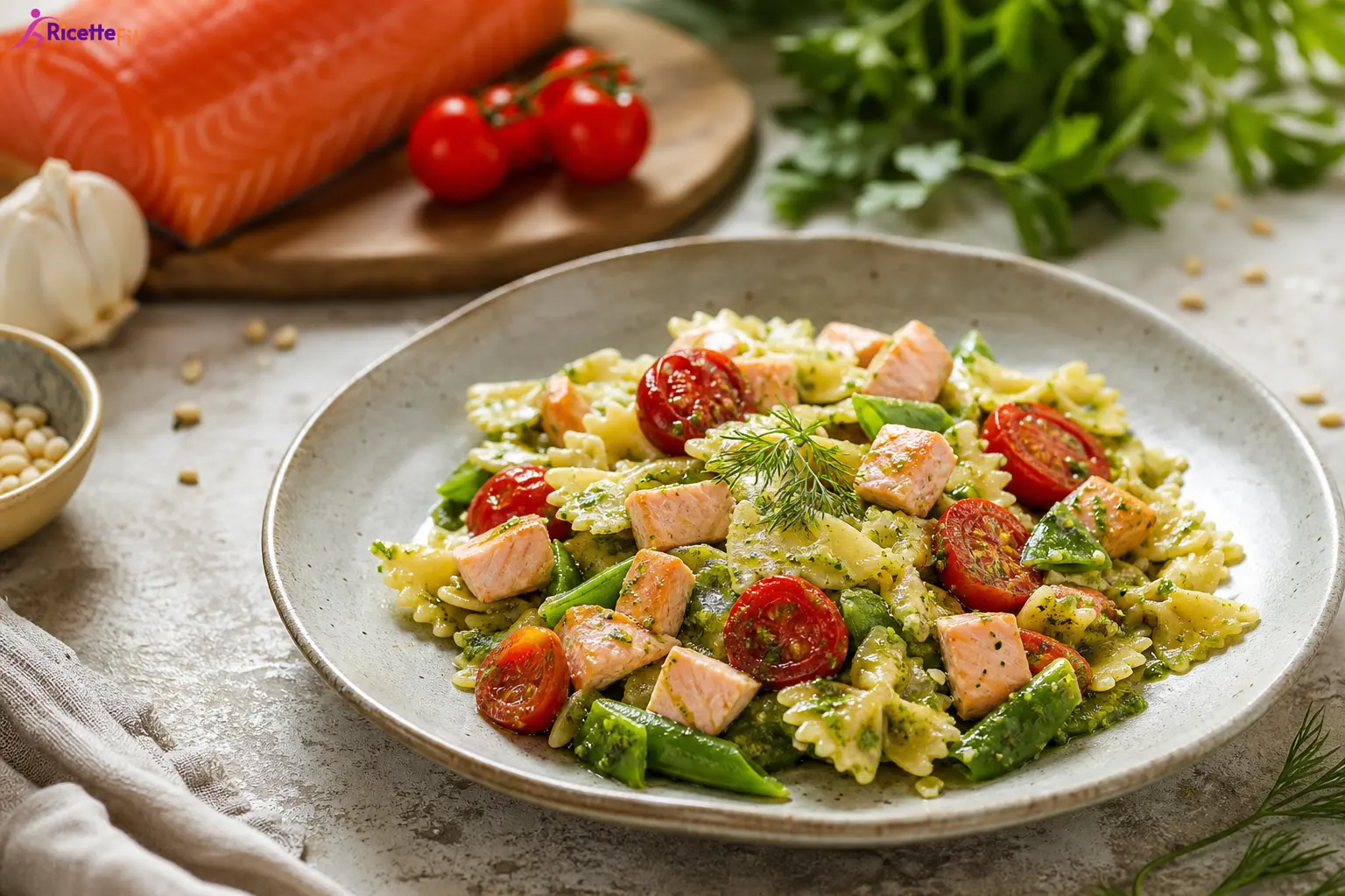 Farfalle al salmone, taccole e pomodorini confit con pesto di rucola