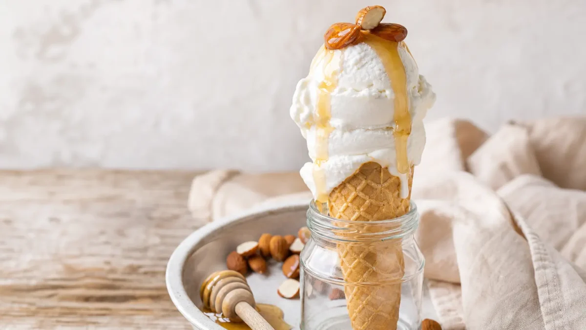 Gelato di burrata con miele e mandorle servito in cono