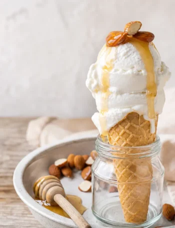 Gelato di burrata con miele e mandorle servito in cono