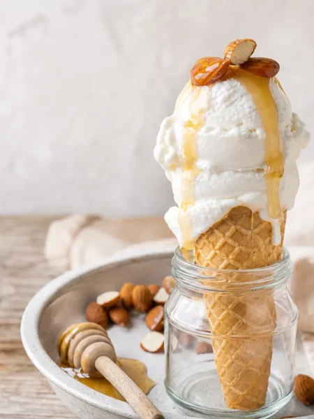 Gelato di burrata con miele e mandorle servito in cono