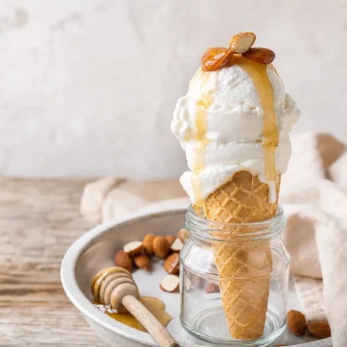 Gelato di burrata con miele e mandorle in cono