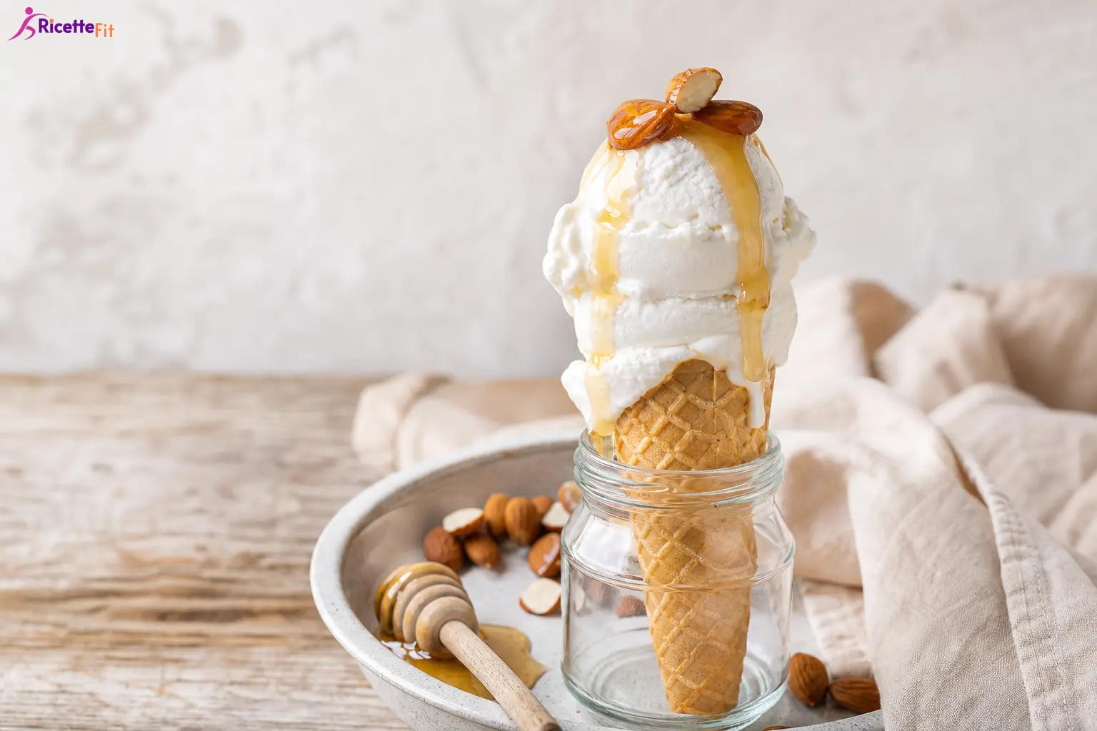 Gelato di burrata con miele e mandorle servito in cono