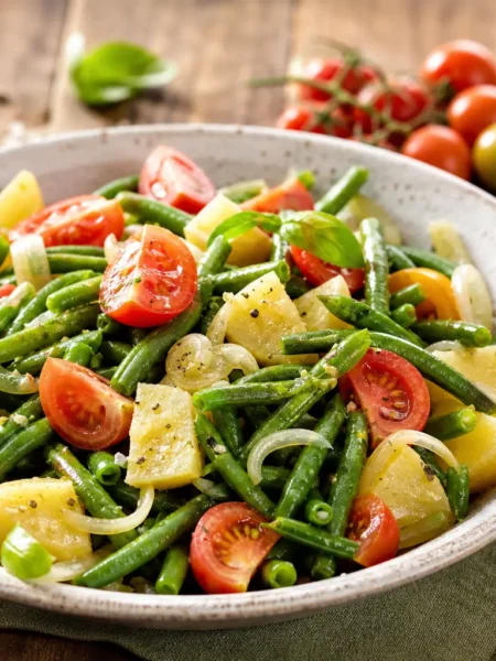Insalata di fagiolini, patate, pomodorini e cipolla con basilico