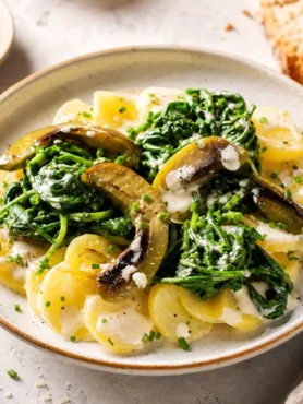 Insalata di patate novelle con friggitelli, spinaci e salsa al parmigiano
