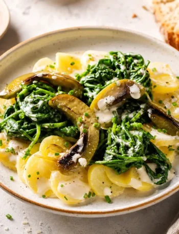 Insalata di patate novelle con friggitelli, spinaci e salsa al parmigiano