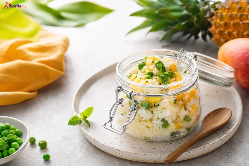 Insalata di riso mango e ananas fit in vasetto con piselli e menta