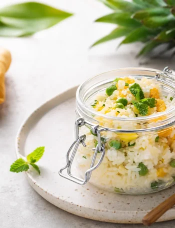 Insalata di riso mango e ananas fit in vasetto con piselli e menta