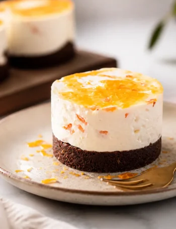 Mini cheesecake fit al melone con base cacao e crema allo yogurt